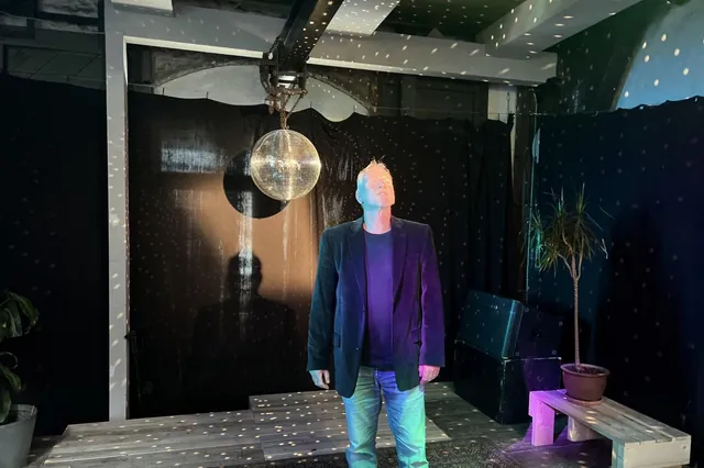 Lars Bo Bendixen i blazer kigger op mod en discokugle